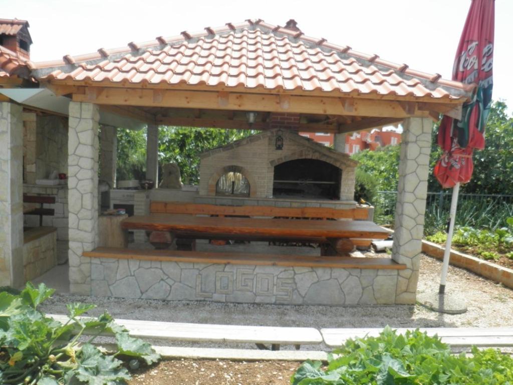 Apartments Logos Трогир Екстериор снимка